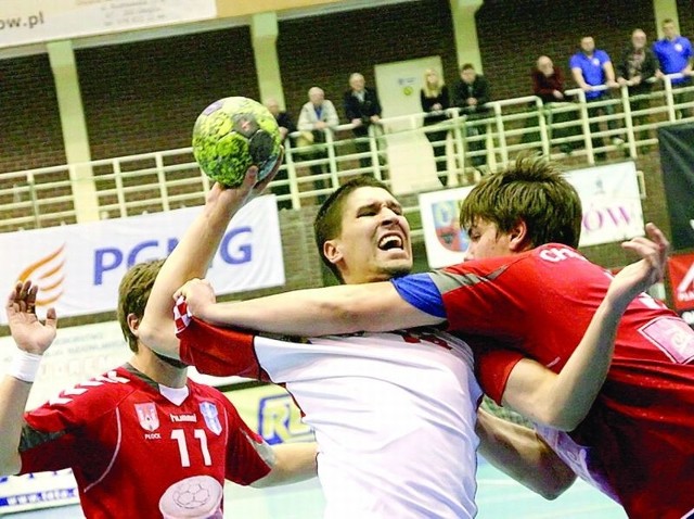 Piotr Olęcki (z piłką) i cała ekipa Chrobrego w pierwszej odsłonie grali z Wisłą jak równy z równym, w drugiej odsłonie opadli z sił.