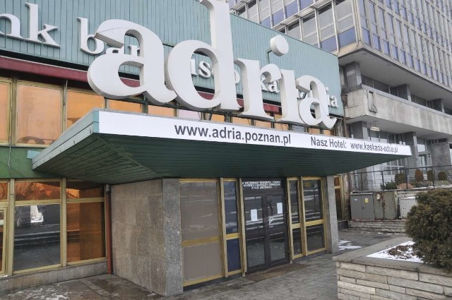 Adria została zbudowana przy ulicy Głogowskiej w latach 50. XX wieku przez Państwowe Przedsiębiorstwo Gastronomiczne "Syrena". Przez pół wieku była jednym z najważniejszych punktów na rozrywkowej mapie Poznania.Gościli w niej tacy wykonawcy, jak: VOX, Hanna Banaszak czy Anna Jantar. Co ciekawe, w 1984 roku zagrali w niej muzycy Iron Maiden, którzy byli na trasie koncertowej po Polsce, Węgrzech, Czechosłowacji i Jugosławii. W Poznaniu wystąpili w hali Arena. Do Adrii, w której właśnie trwało wesele, trafili, bo chcieli wypić drinka. Młodej parze i weselnym gościom zagrali "Smoke On The Water" Deep Purple oraz "Tush" ZZ Top.Ostatnią imprezą w Adrii był sylwester 2008/2009. W styczniu 2009 roku lokal został zburzony. W jego miejscu MTP miało wybudować biurowiec. Do dzisiaj tak się nie stało, a w miejscu po Adrii straszy wielka dziura.Zobacz ostatnie dni poznańskiej Adrii. W styczniu 2009 roku na miejscu był nasz fotoreporter. Przejdź do galerii --->