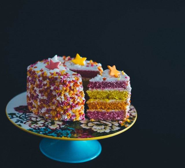 Kolorowy tort udekorowany w gwiazdki i kuleczki będzie atrakcją każdych urodzin.