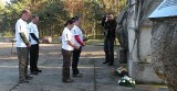 Hołd dla jeńców Stalagu Luft IV. Brytyjscy oficerowie złożyli kwiaty pod pomnikiem 