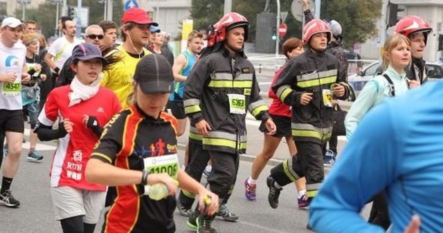 Radomscy strażacy całą trasę niedzielnego Maratonu Warszawskiego pobiegli w mundurach.