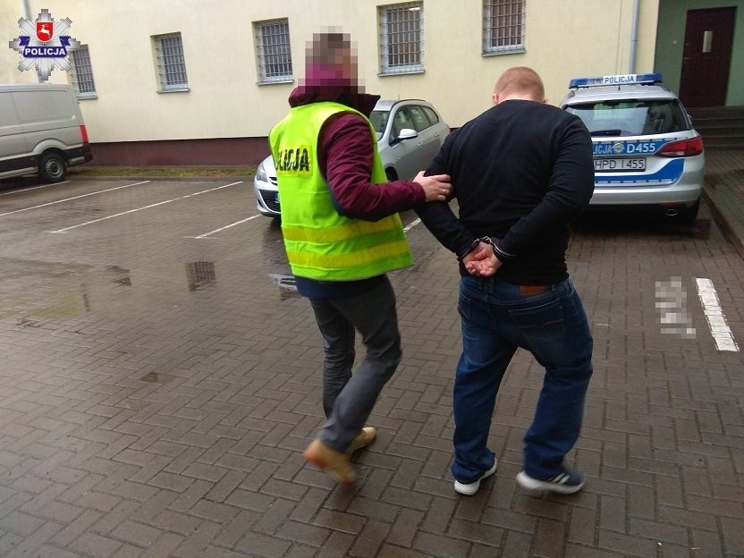 Groził, że wysadzi dom butlami z gazem, policjantów poszczuł psami. Został aresztowany