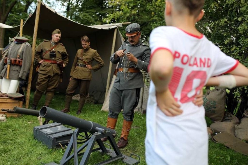 Kraków. Pojazdy pancerne i obozowiska w Parku Jordana [ZDJĘCIA]