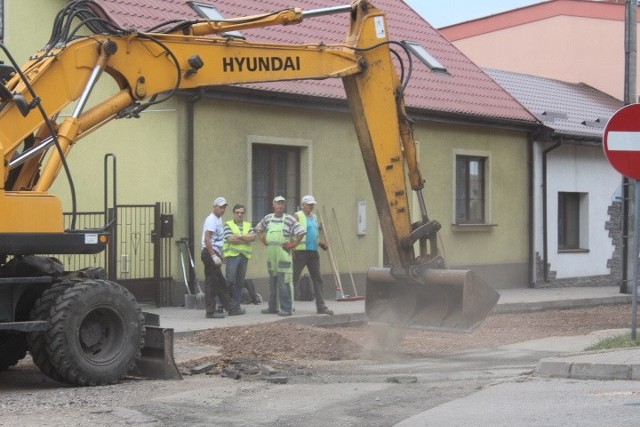 Radziejowie realizowana jest wielka inwestycja wymiany kanalizacji  i części wodociągów. Niektóre ulice są rozkopane, inne porządkowane przez drogowców. RADZIEJÓW OGRANICZENIA RUCHU NA UL. KOŚCIUSZKI. BUDUJĄ KANALIZACJĘ [ZDJĘCIA];nfNa kilku  ulicach - Krótka, Stroma,Zamkowa, Miodowa,Wąska - trwają prace rewitalizacyjne. Również dwie radziejowskie świątynie - fara i sanktuarium -  przechodzą gruntowne remonty i rewitalizację ścian zewnętrznych. 300 Plus - wszystko, co musisz wiedzieć o programie.   