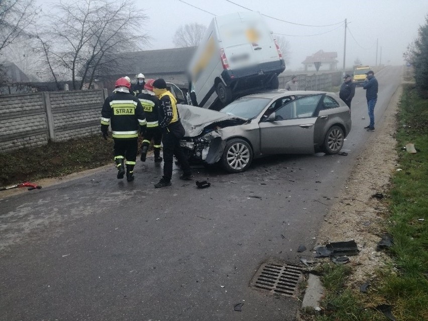 Trzy samochody osobowe, w tym bus zderzyły się w Radomicach w gminie Morawica. Auta niemal sczepiły się ze sobą