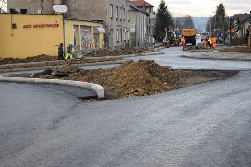 Nowy Sącz. Rondo turbinowe na osiedlu Helena pokryły pierwsze warstwy asfaltu [ZDJĘCIA]