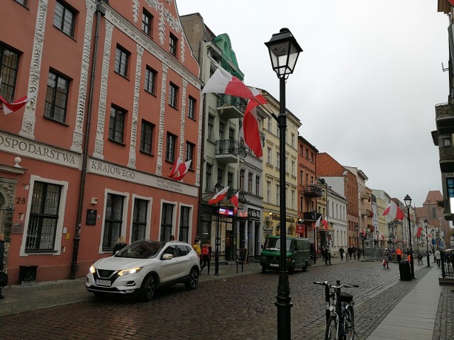 Biało-czerwone flagi zawieszono m.in. na budynkach Urzędu Miasta, pojazdach MZK, Urzędzie Marszałkowskim i innych budynkach użyteczności publicznej