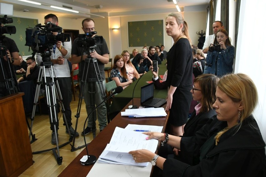 Sąd w Kielcach decyduje o marszu równości. Tłum na rozprawie [ZAPIS TRANSMISJI] 