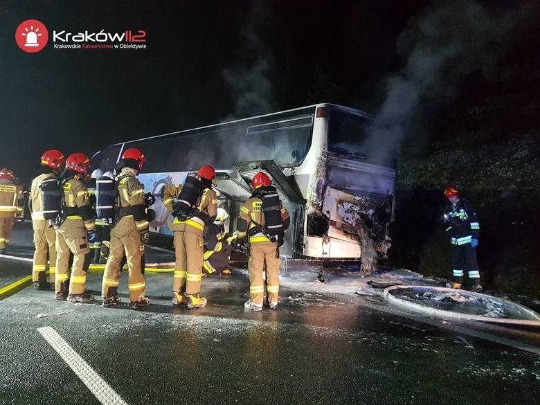 Pożar autobusu na A4. Kierowcy utworzyli wzorowy korytarz życia, strażacy dziękują [ZDJĘCIA, WIDEO]