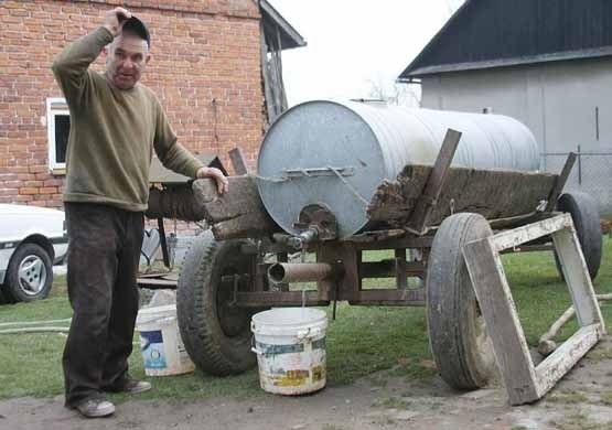 - Każdego dnia potrzebujemy 500 litrów - mówi Henryk Nawłoka z Borku. - Bez wody nie ma życia w gospodarstwie. Trzeba napoić bydło i drób