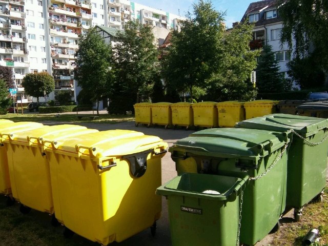 W sezonie kołobrzeżanie doświadczyli śmieciowego chaosu. Nowego operatora najwyraźniej przerosło wyzwanie. Z czasem sytuacja wydawała się być już w miarę opanowana