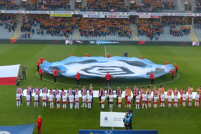 Piłkarze, trenerzy, sędziowie i kibice przed meczem uczcili setną rocznicę odzyskania przez Polskę niepodległości.