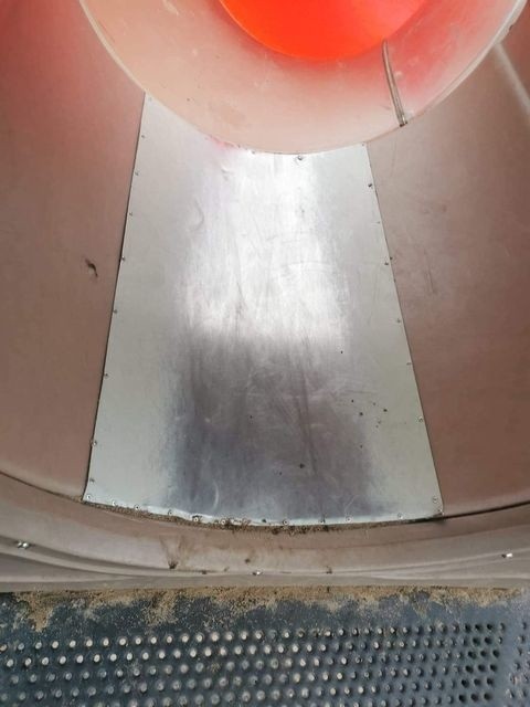 W parku jordanowskim dziura w zjeżdżalni załatana tablicą...