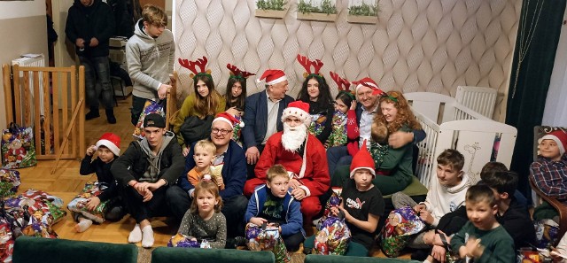 Słodkie prezenty trafiły do podopiecznych Domu dla Dzieci i Młodzieży w Łoniowie. Były łzy radości i wzruszenia. Więcej na kolejnych zdjęciach.