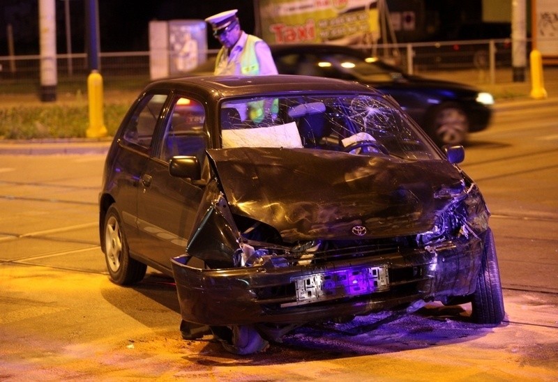 Wypadek na ul. Kilińskiego. Auto przewróciło się na bok [ZDJĘCIA]
