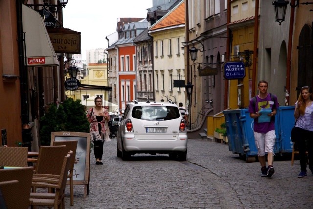 W wielu miastach poradzono sobie z problemem aut w ich zabytkowych częściach. W Lublinie nie