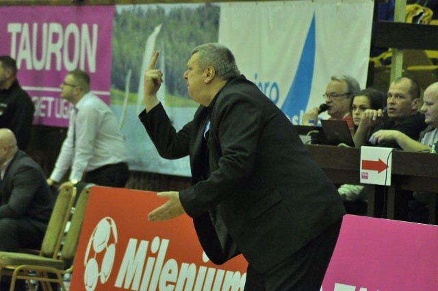 Trener koszykarzy Siarki Tarnobrzeg Zbigniew Pyszniak jest w tym sezonie narażony przez swoich podopiecznych na wielki stres.