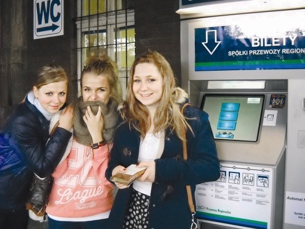 Z automatów, które od roku działają na stacji Opole Główne, korzysta głównie młodzież. (fot. Aneta Ludwig)