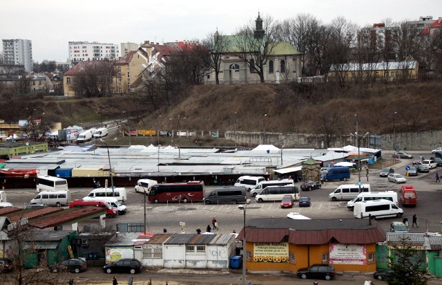 Przy ul. Ruskiej (na zdjęciu w głębi) handluje ok. 100 osób, w tym Rumuni i Bułgarzy. Głównymi klientami są osoby, które korzystają z dworca PKS