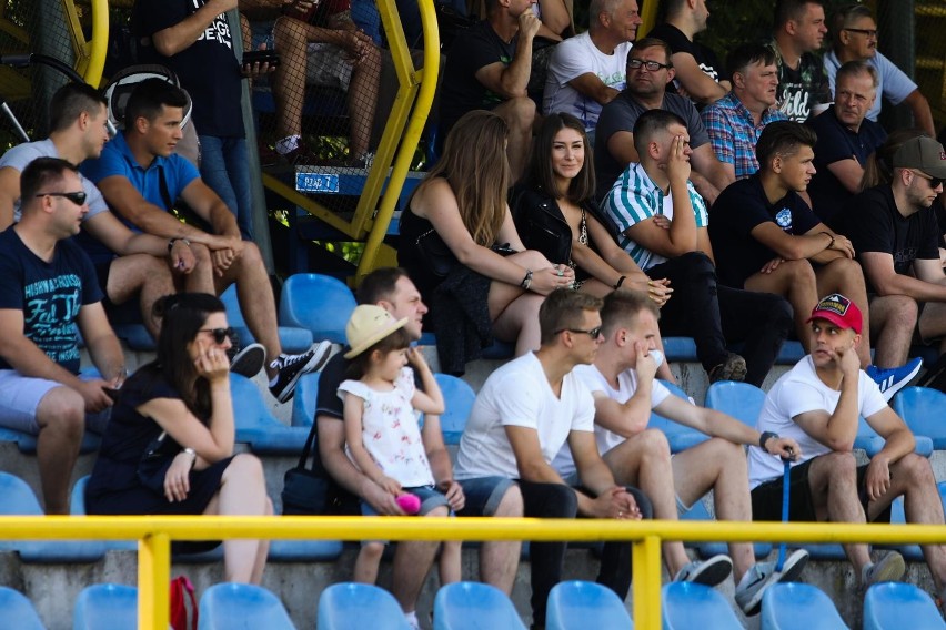 Stadion w Zabierzowie, kibice na meczu Jutrzenka Giebułtów -...