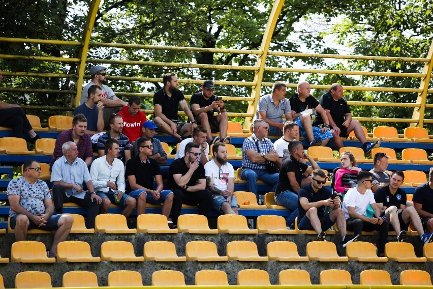 Stadion w Zabierzowie, kibice na meczu Jutrzenka Giebułtów -...