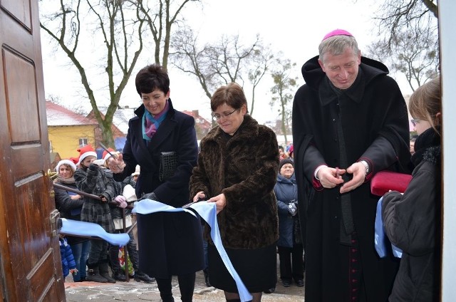 I przecięcie wstęgi. Od lewej wojewoda Ewa Mes, wdowa po Włodzimierzu Dębickim i biskup Ryszard Kasyna.
