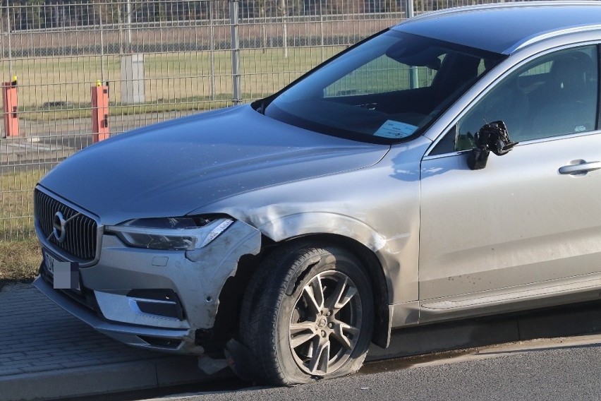 Wypadek na obrzeżach Wrocławia, z dacii odpadło koło