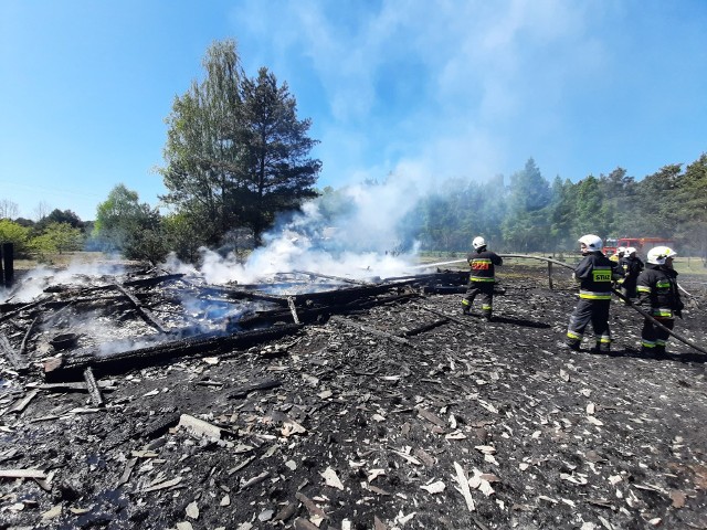 Pożar nieużytków, ogień przeniósł się na budynki.