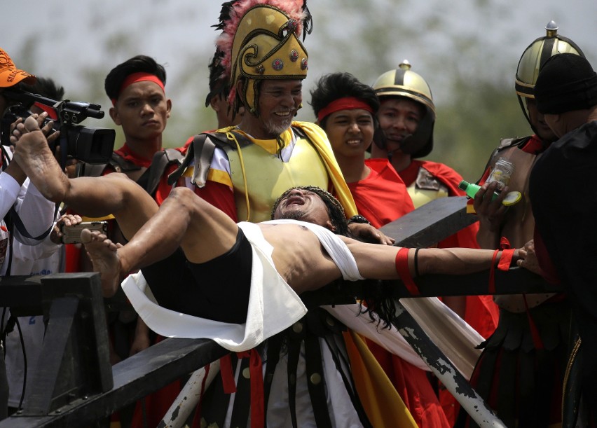 Filipiny: Krwawy Wielki Piątek w San Fernando [ZDJĘCIA] Ruben Enaje dał się ukrzyżować po raz 32, Mary Jane Sazon - 7 raz w tym roku [WIDEO]