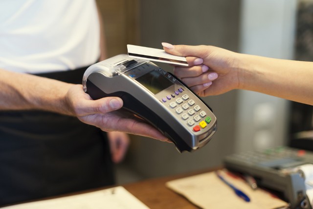 Za zakupy w sieci najczęściej płacimy przy użyciu kart debetowych lub kredytowych. Ich popularność stale rośnie.