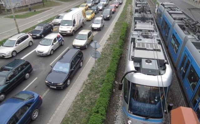 Za nami kolejne rekordowe wręcz spadki cen ubezpieczeń komunikacyjnych.Jak wynika z najnowszego raportu przygotowanego przez ekspertów rankomat.pl, średnia wysokość składki spadła o 11 procent. Niestety, wciąż utrzymują się bardzo duże różnice, jeżeli chodzi o stawki w poszczególnych największych miastach w Polsce, o nawet blisko 50 procent. Jak zmieniały się ceny polis w ostatnich latach? W których miastach wojewódzkich jest najtańsze OC i jak na tle innych wypada Wrocław? Średni koszt OC dla kierowców zależnie od miejsca zamieszkania prezentujemy na kolejnych slajdach. Ujawniamy też, co może czekać nas w niedalekiej przyszłości. Sprawdź, czy ceny polis nadal będą topnieć, czy wręcz przeciwnie - czeka nas mocne uderzenie po kieszeni.