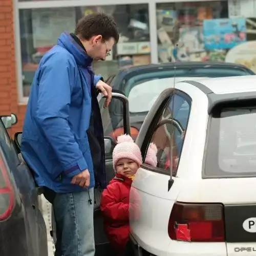 - Wybieramy się z żoną do Niemiec na zakupy. Na szczęście moja Magda ma paszport - mówi Andrzej Kmita ze Świnoujścia (na zdjęciu z córką Magdą).