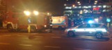 Wypadek na Malczewskiego przy Galaxy. Kierowca BMW potrącił dwoje pieszych i uderzył w budynek