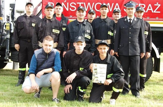 Tytułu mistrza gminy druhom z Charbinowic pogratulował także wójt Opatowca Sławomir Kowalczyk (z prawej).