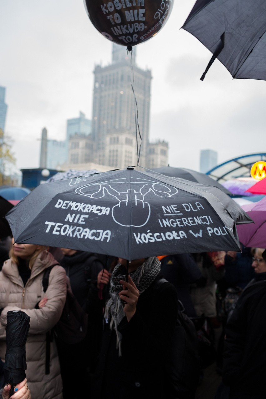 Za "czarny protest" pod sąd: bo przyszły do pracy ubrane na czarno...