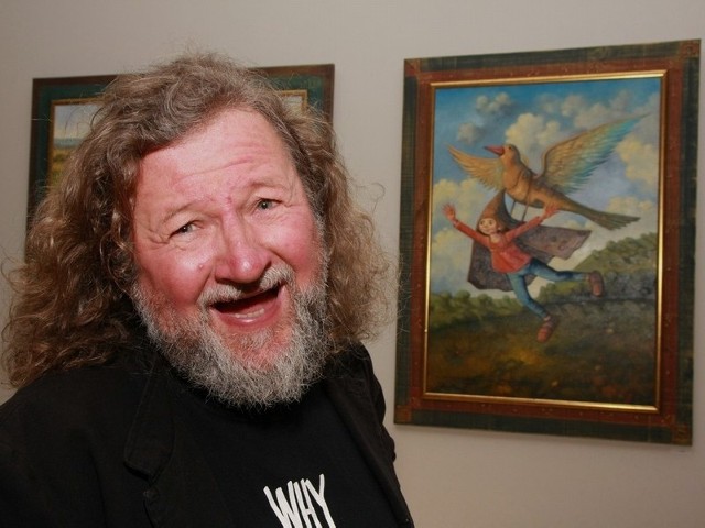 Dariusz Miliński jest znanym polskim malarzem i happenerem. W czwartek uczestniczył w wernisażu wystawy jego prac w Międzyrzeczu.
