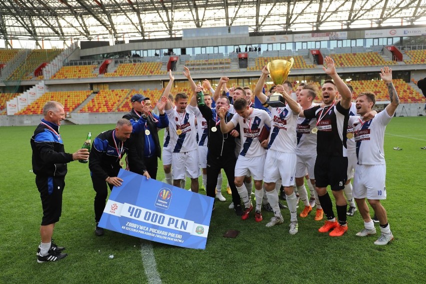 "Ten puchar jest nasz!" śpiewali kibice i piłkarze Olimpii...