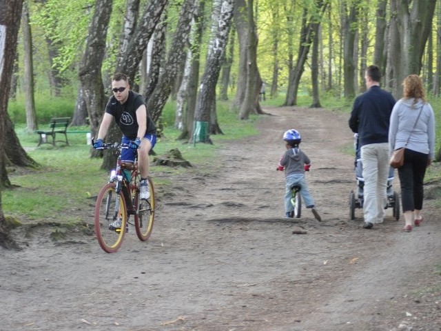 Rejon parku w Szczecinku w okolicach plaży popularnie zwanej "kołkami&#8221;. Trasa wokół Trzesiecka jest oblężona przez rowerzystów. 