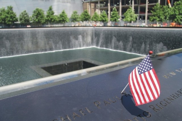 Przy fontannach wyryte są nazwiska wszystkich, blisko 3 tys., ofiar ataków arabskich terrorystów na Nowy Jorku 11 września 2001 r.