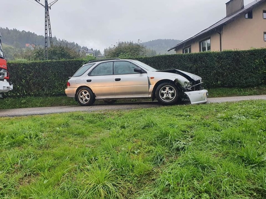 Limanowa. Na miejscu wypadku zostało jedno rozbite auto. Drugie zniknęło bez śladu