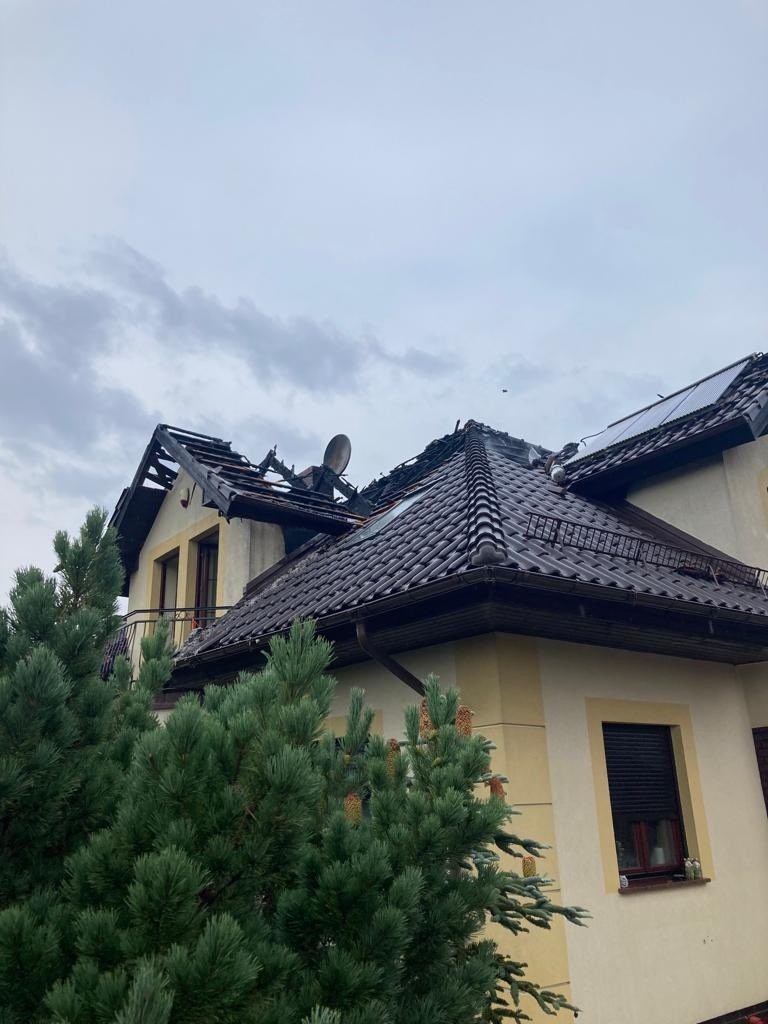 Gdańsk: Pożar dachu domu jednorodzinnego 25.09.2022. Ogień gasiło 6 wozów bojowych straży pożarnej. Mieszkańcom udało się ewakuować
