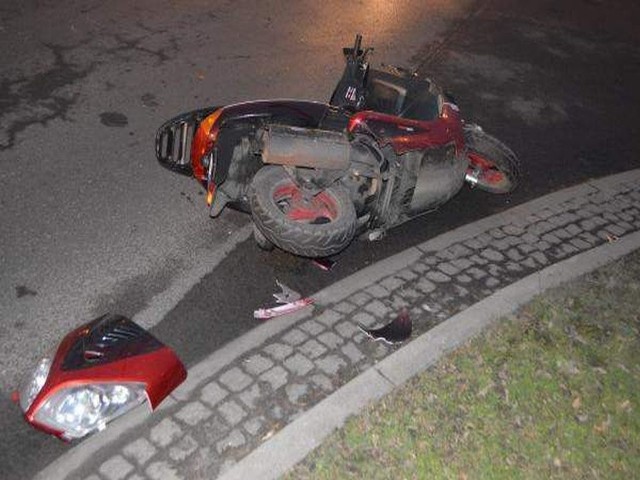 U zbiegu ulic Okrężnej i Stodólnej we Włocławku kierowca mercedesa uderzył w jadącego motorowerem mężczyznę