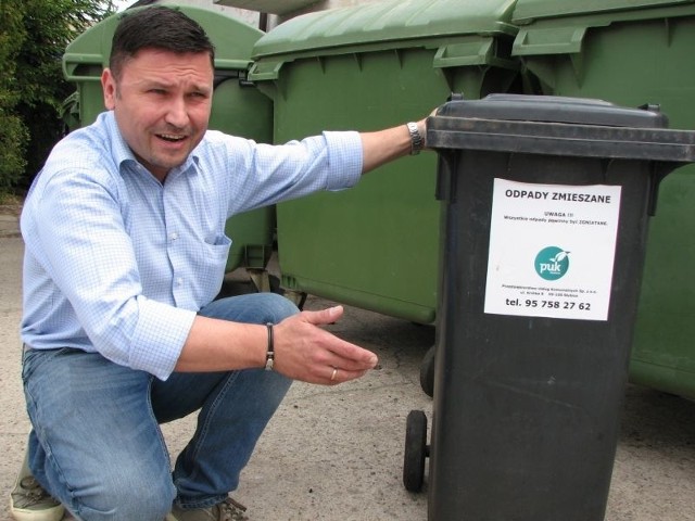 - Każdemu, kto chce segregować śmieci, zapewniamy pojemniki - mówi Mariusz Olejniczak z PUK-u.
