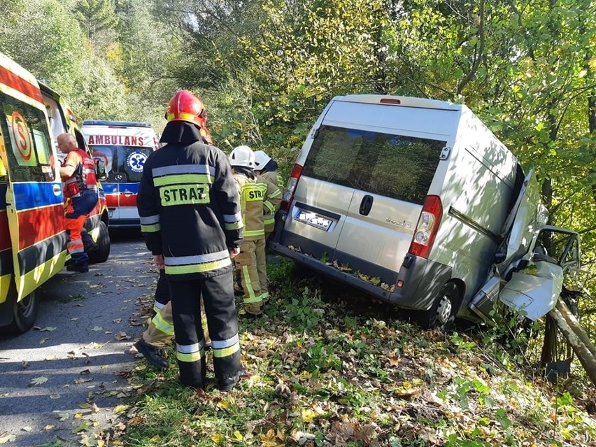 Wypadek na drodze Muszyna – Leluchów. Samochód dostawczy uderzył w barierę energochłonną. Jedna osoba poszkodowana [ZDJĘCIA]