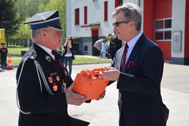 Andrzej Karbownik odebrał defibrylator z rąk starosty Zdzisława Gamańskiego