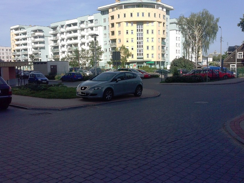 Parkowanie na chama na chodniku przy ul. Wąskiej w...