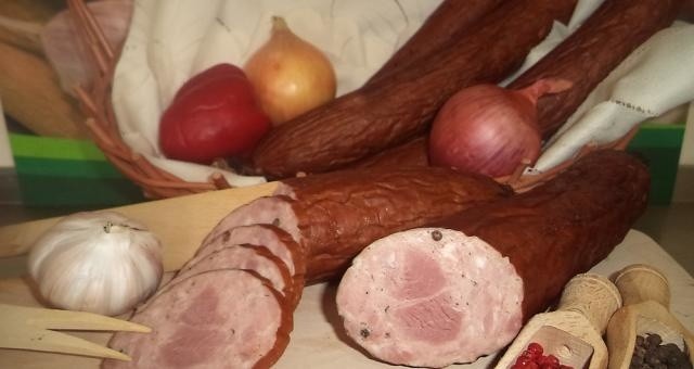 "Kiełbasa krajeńska" ma pikantny smak. Zawiera całe ziarna pieprzu. Produkowana jest z mięsa z szynki . Proces peklowania trwa przez kilka dni 