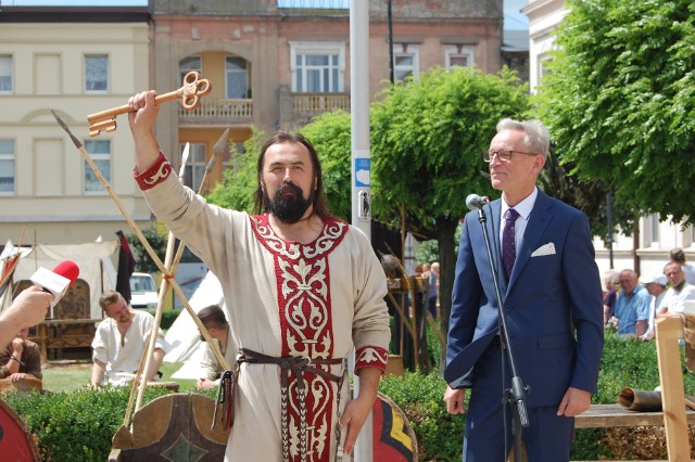 W Kcyni trwa świętowanie 755-lecia nadania praw miejskich Kcyni. Uczczono ten fakt m.in. trzema salwami z armaty. Burmistrz Marek Szaruga symboliczny klucz do bram miasta przekazał wojom piastowskim, którzy rozbili obóz na rynku.  Swój sprzęt prezentowali policjanci i straż pożarna z Kcyni. Ofertę dla mieszkańców przygotował też Wojewódzki Ośrodek Ruchu Drogowego.  Ciąg dalszy wydarzeń w sobotę  po południu, na boisku przy ul. Powstańców Wielkopolskich. Start o godz. 16. Urodzinową imprezę połączono z obchodami 150-lecia Banku. Zaśpiewa m.in. Papa D. oraz Tomasz Karolak z zespołem „Pączki w tłuszczu”. Na scenie pojawi się też zespół „Nadmiar”, laureat festiwalu „Rawa Blues” Dzieci szaleć będą mogły w wesołym miasteczku. Organizatorzy szykują dla nich także różne animacje i konkursy. Najmłodszym uczestnikom zabawy Bank Spółdzielczy sponsoruje lody. Serwowana będzie też na boisku darmowa grochówka. A na finał urodzinowej imprezy - zabawa taneczna pod chmurka i pokaz laserowy. Wszystko zakończyć się ma około godz. 2, w niedzielę.