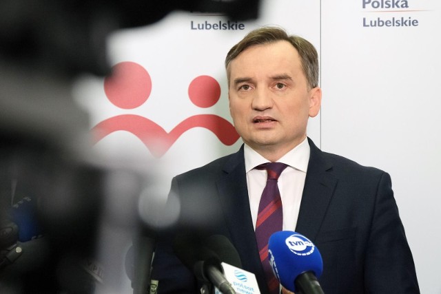 Minister Sprawiedliwości Zbigniew Ziobro wziął udział w konferencji prasowej, podczas które poinformował, że w zapisach dokumentów przyjętych przez Solidarną Polskę nie było zapisów o dodatkowych opłatach za samochody spalinowe.