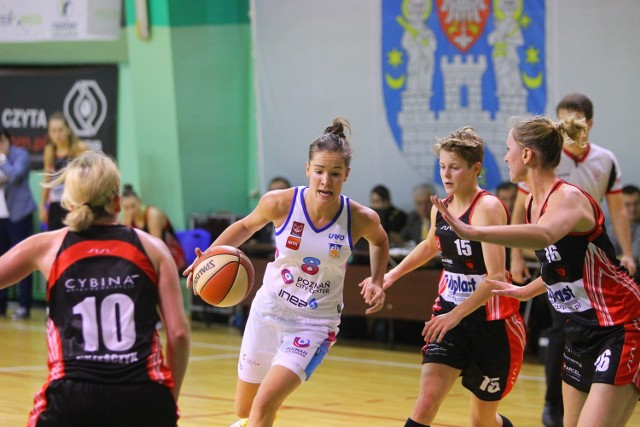 Aleksandra Pietraszek (nr 15) i jej koleżanki z Lidera Swarzędz chcą pokonać UKS Basket Aleksandrów Łódzki i tym samym wyprzedzić sobotniego rywala w tabeli I ligi koszykarek